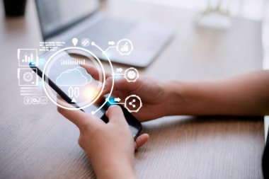 Dünya ve yükleme gibi teknoloji öğeleriyle el ele tutuşan sanal bulut hesapları. Bulut teknolojisi yönetimi büyük veriler iş stratejisi, müşteri.