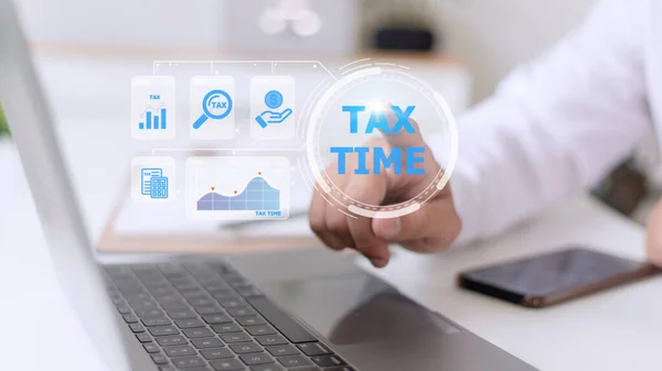 ラップトップを使用しているビジネスマンは 支払いのための所得税オンラインリターンフォームに記入します 財政研究 政府税および計算納税申告の概念 税金時間 — ストック写真