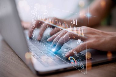 Veri bilimcileri Fütüristik sanal arayüz ekranı hakkında çeşitli bilgilerde dizüstü bilgisayar analiz ve geliştirme kullanan bir programcı. Algoritma. Yapay zekanın pazarlanması ve derin öğrenimi