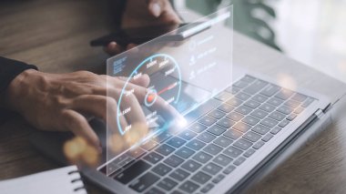 Metaverse teknolojisi konsepti ile hızlı internet bağlantısı, akıllı telefon ve internet hız ölçümünün sanal ekranı, internet ve teknoloji konsepti, 5G Hızlı İnternet konsepti