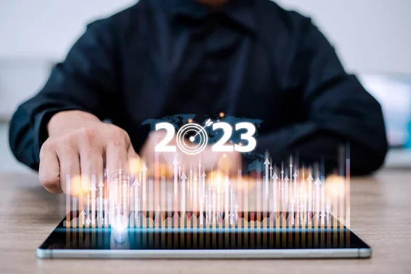 İş ve Teknoloji hedefleri 2023 yılında hedefler ve başarı belirledi. Yeni yıl karar istatistikleri artan gelir grafiği, strateji başlatmayı planlama, ikon konsepti