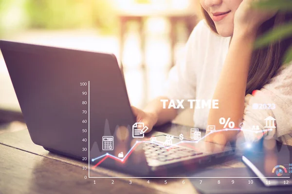 税收优化的概念商业金融 在技术筛选中具有税收图标的人 所得税和财产 商业背景 个人和公司 如Va — 图库照片