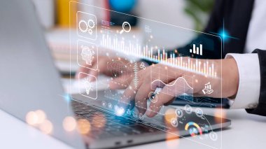 Veri bilimcileri Fütüristik sanal arayüz ekranı hakkında çeşitli bilgilerde dizüstü bilgisayar analiz ve geliştirme kullanan bir programcı. Algoritma. Yapay zekanın pazarlanması ve derin öğrenimi
