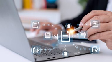 Elektronik belge simgeleri, e-belge yönetimi, çevrimiçi belge veritabanı, kağıtsız ofis kavramı ile çalışan işadamı