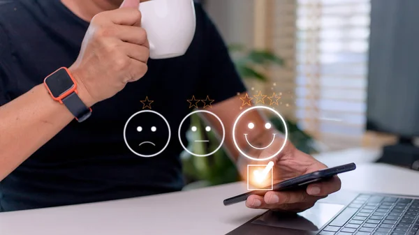 Έννοια Αξιολόγησης Εξυπηρέτησης Πελατών Χρησιμοποιώντας Ένα Smartphone Πατώντας Emoticon Πρόσωπο — Φωτογραφία Αρχείου