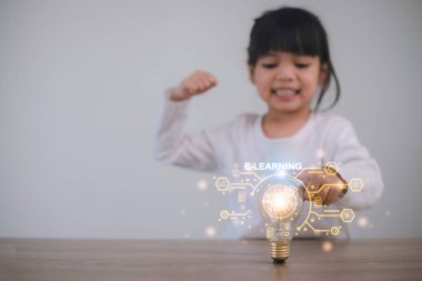 Eğitim teknolojisi konsepti. Öğrenci kız odada öğreniyor. Online okul. EdTech.E öğrenme konsepti