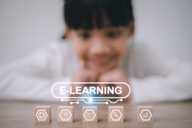 Eğitim teknolojisi konsepti. Öğrenci kız odada öğreniyor. Online okul. EdTech.E öğrenme konsepti