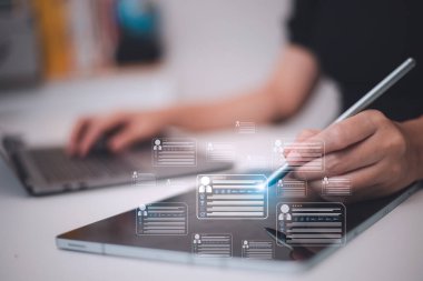 İnsan kaynakları teknolojisi. İnsan kaynakları sisteminin basitleştirilmesi için çevrimiçi ve modern teknolojiler. İnsan kaynakları yöneticisi, CV 'yi işi için mükemmel bir çalışan seçmek üzere internetten kontrol eder..