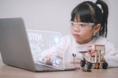 STEM okul çocukları eğitim teknolojisi öğreniyor robot araba yapımı yaratıcı fikirler inşaat geliştirme programlama analizi, grafik simgeleri UI ekranı