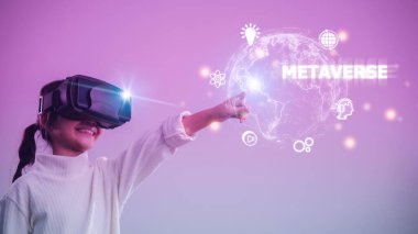 Metaverse Teknoloji kavramları. Küçük bir kız ve renkli arka planda metatik sanal dünya deneyimleri