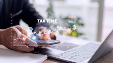 Vergi ödeme optimizasyon işletme finansmanı kavramı, teknoloji ekranında vergi ikonu olan insanlar, gelir vergisi ve mülkü, iş geçmişi, bireyler ve VA gibi şirketler