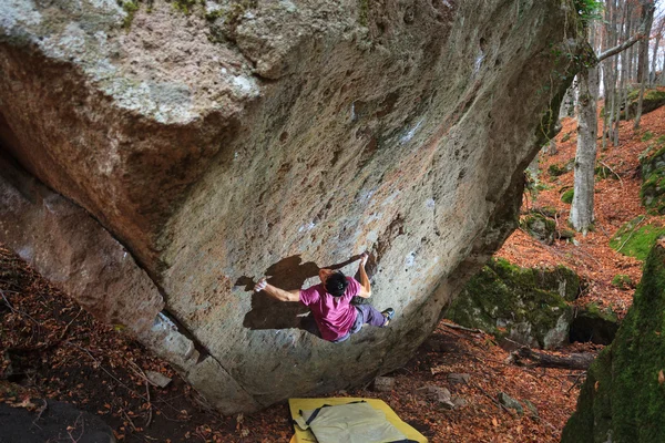 Bouldering 토스카 나에 — 스톡 사진