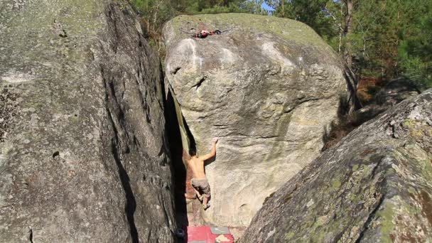 Bouldering en Fontainebleau - intento fallido — Vídeo de stock