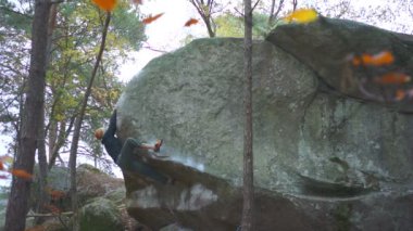Bouldering Fontainebleau büyük bir kaya tepesi-