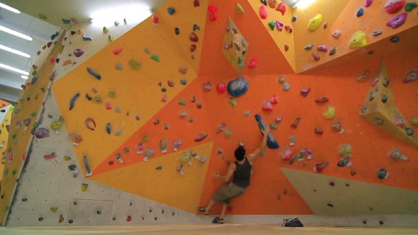 Kapalı bouldering eğitim — Stok video