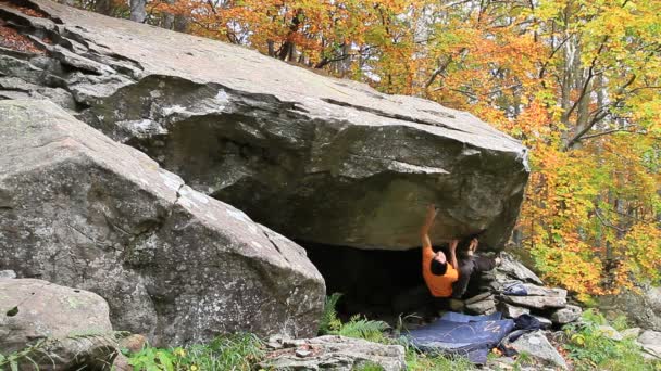 Bouldering v lagoni, Itálie — Stock video