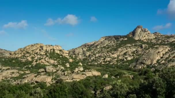 Puesta de sol sobre una montaña rocosa en Cerdeña — Vídeo de stock