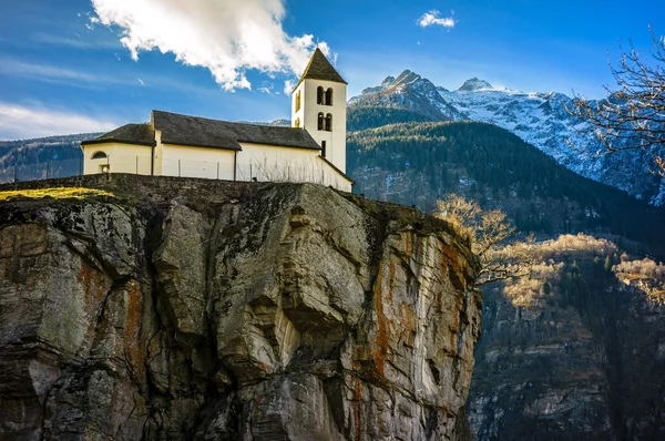 Iglesia en la cima de un acantilado Fotos De Stock Sin Royalties Gratis