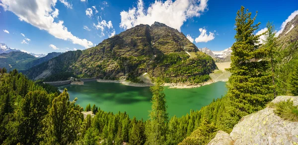 Альпийское водохранилище — стоковое фото
