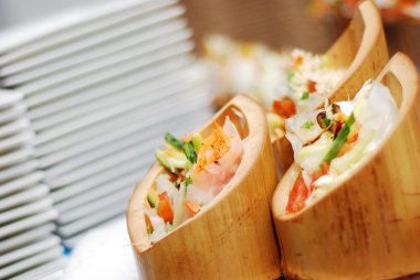 suşi bir ahşap kase