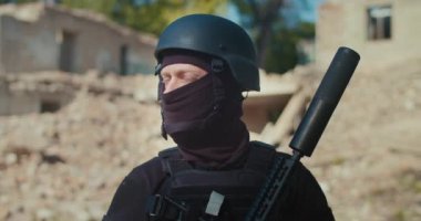 Askeri üniformalı bir asker kafasını çevirir ve önüne bakar..