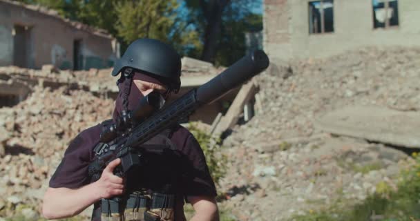 Il soldato carica il fucile di munizioni — Video Stock