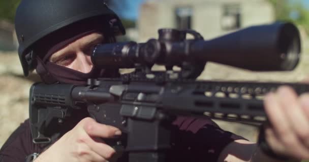 The Ukrainian sniper looks into the optical sight and fires a shot. — Vídeos de Stock