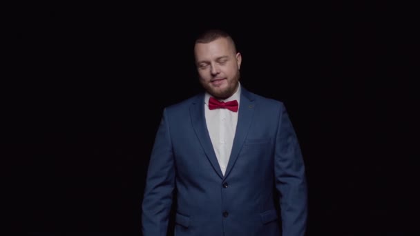 Hombre Elegante Con Esmoquin Azul Con Una Corbata Roja Sonríe — Vídeos de Stock