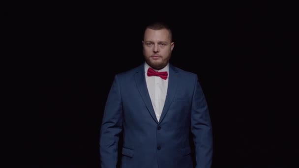 Homem Elegante Com Smoking Azul Uma Gravata Vermelha Balança Cabeça — Vídeo de Stock