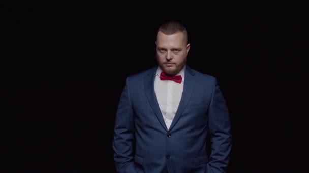 Homem Elegante Smoking Azul Com Uma Gravata Vermelha Olha Frente — Vídeo de Stock