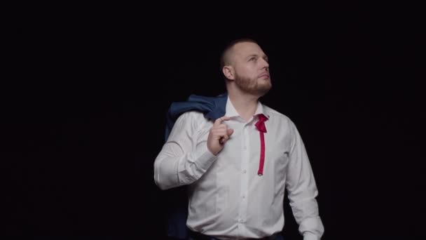 Hombre Con Una Barba Una Camisa Blanca Con Una Chaqueta — Vídeos de Stock