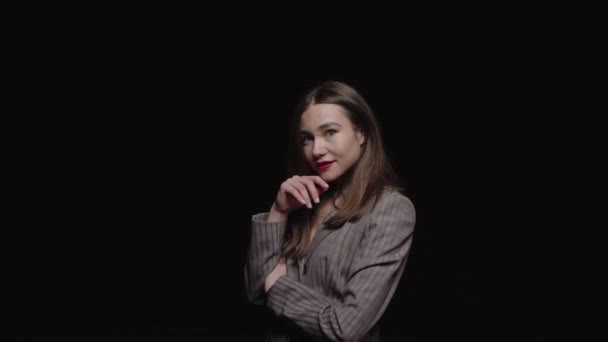 Uma Jovem Morena Elegante Uma Jaqueta Sente Feliz Sorrindo Alegremente — Vídeo de Stock