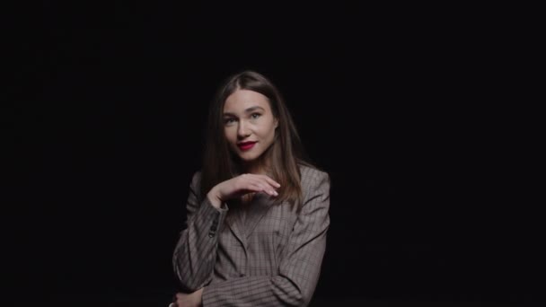 Стильна Молода Брюнетка Куртці Відчуває Себе Щасливою Позує Камеру Чорному — стокове відео
