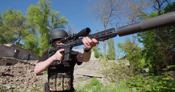 Soldat Med Gevär Går Till Spaning Nära Det Förstörda Huset — Stockfoto