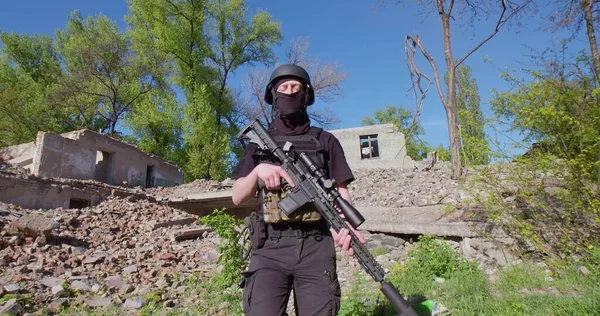 Soldier Rifle Walks Destroyed House — Foto Stock