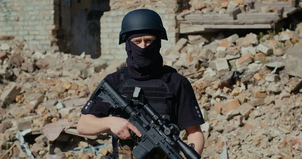 Ukrainsk Soldat Tar Upp Sitt Gevär Och Ser Sig Omkring — Stockfoto