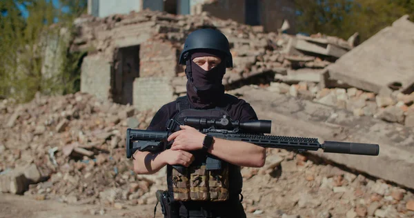Ukrayna ordusunun askerleri sokakta duruyor..