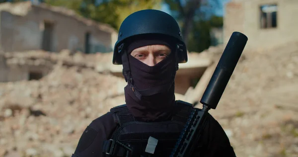Ukrainsk Soldat Står Med Ett Vapen Nära Ett Förstört Hus — Stockfoto
