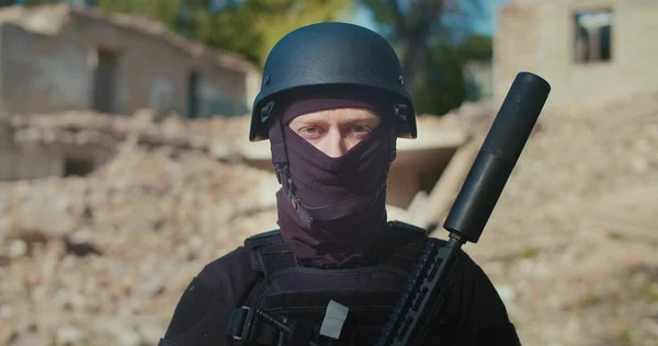 Soldier Weapon Raises His Head Top Looks Front Background Destroyed — Stockfoto