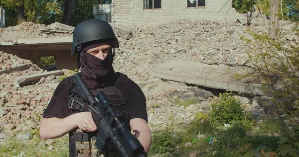 Ukrainsk Soldat Avfyrar Ett Gevär Mot Bakgrund Ett Förstört Hus — Stockfoto