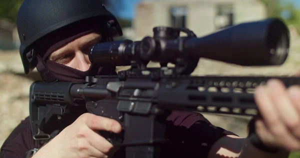 Ukrayna ordusu bir tüfeğin optik görüşünden nişan alır. Yakın plan..