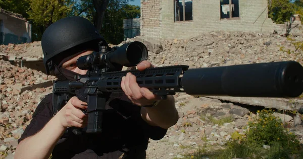 Soldat Skjuter Ett Krypskyttegevär Mot Bakgrunden Ett Förstört Hus Medelhög — Stockfoto