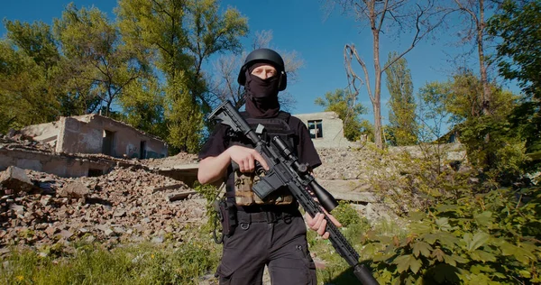 Soldier Rifle Walks Destroyed House — Foto Stock