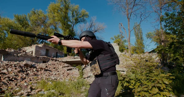 Soldier Rifle Goes Reconnaissance Destroyed House — Stockfoto