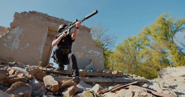 Ukrainian Soldier Rifle Pointed Front Him Leaves Destroyed House Aims — ストック写真