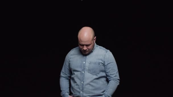 Seorang Pria Botak Dengan Jenggot Mengangkat Kepalanya Dan Terlihat Depan — Stok Video