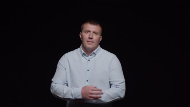 Mladý Muž Bílé Košili Zkříží Ruce Černém Pozadí Pózuje Pro — Stock video