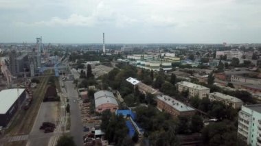 Limanın kargo terminali, rıhtımda vinç ve konteynırlar. Lojistik sektörü, nakliye işi konsepti.