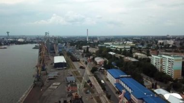Kargo konteynırı nakliye gemisi ve vinç limanı sanayi bölgesi. Lojistik sektörü, nakliye işi konsepti. İHA yüksek açı görüntüsü taraması