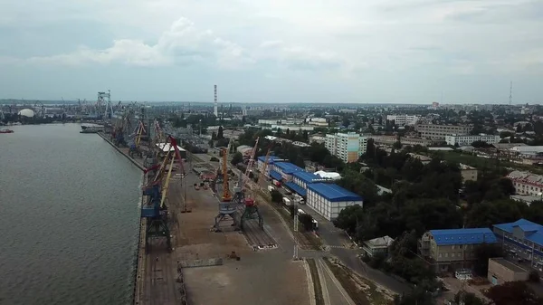 Kargo konteynırı nakliye gemisi ve vinç limanı sanayi bölgesi. Lojistik sektörü, nakliye işi konsepti. İHA yüksek açı görüntüsü taraması.